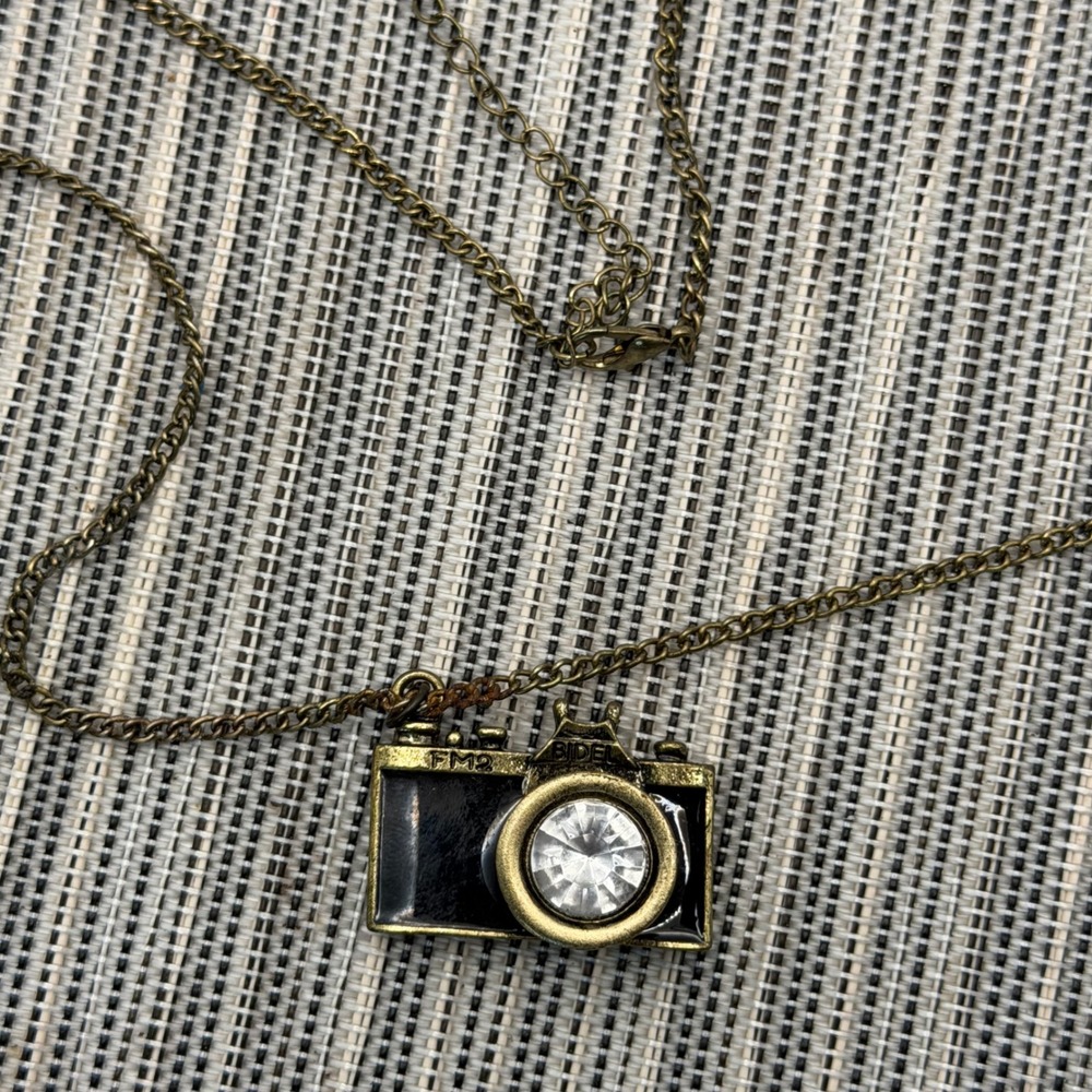 Vintage Style Camera Pendant Necklace Bronze FM2 Photographer Crystal Lens